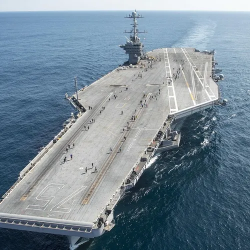 Emmanuel Macron valide la construction d’un nouveau porte-avions...