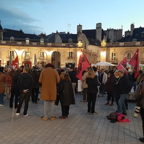 Rassemblement contre la guerre en Ukraine place de la Libération 