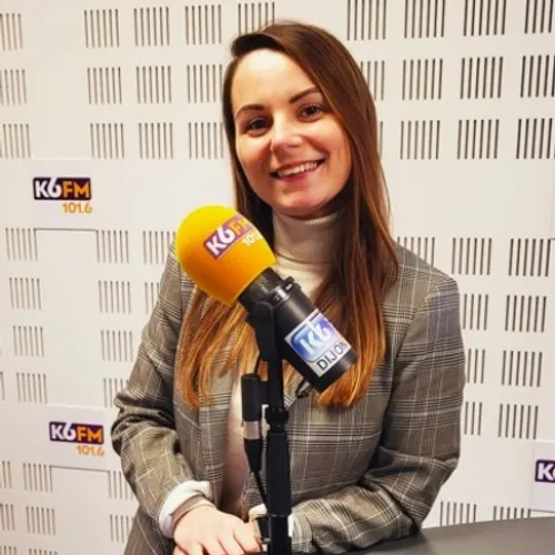 Julie, commerciale et conseillère média