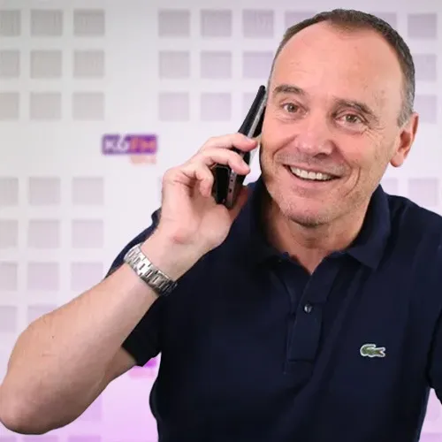 Franck, Directeur d'antenne.