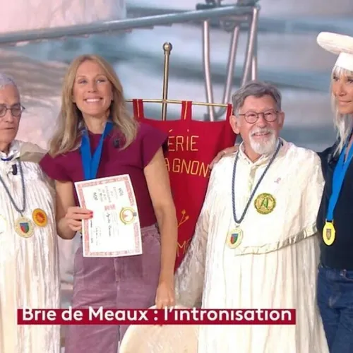 Une chanteuse Evasion et une présentatrice fondent pour le brie de...