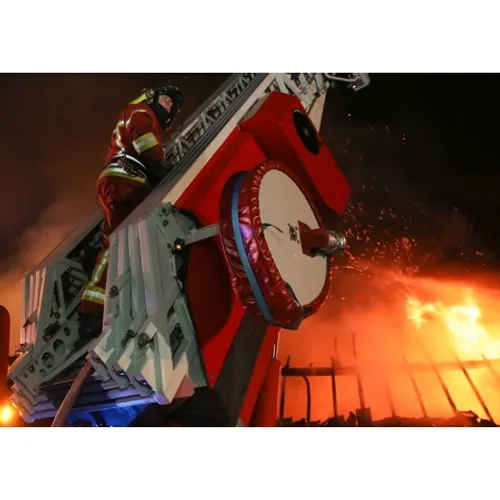 Impressionnant incendie de palettes dans une entreprise de...