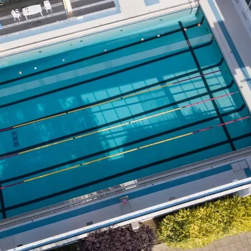 Une rupture de canalisation contraint la piscine des...