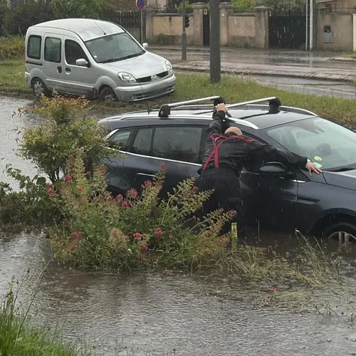 Une voiture presque immergée par les eaux de pluie à Aubergenville