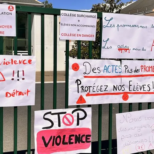  Plus de 80 personnes rassemblées devant le collège de...