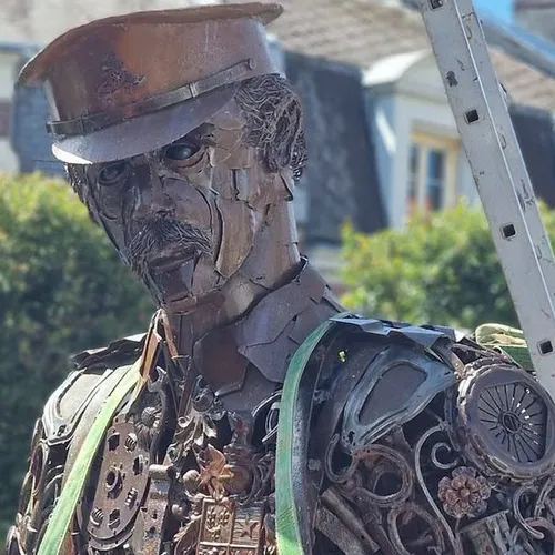 Un soldat de fer de 7 mètres installé à Albert pour les 110 ans de...