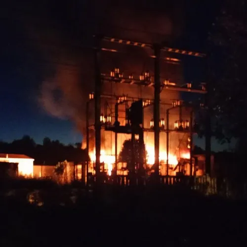 Un violent incendie se déclare dans un camp de gens du voyage de...