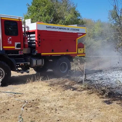 Un incendie détruit 3.000 mètres carrés d'un parc en Essonne