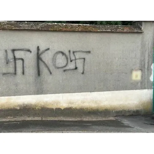 L’inscription « KO » entourée de deux croix gammées sur la maison...