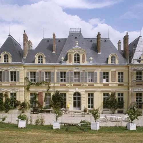 Trois maires yvelinois interrogent un projet de complexe hôtelier...