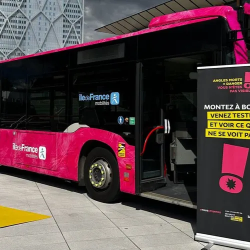 Île-de-France : si vous avez vu ce bus rose, vous n'avez pas rêvé...
