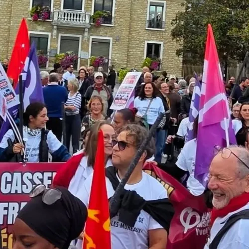 Plus de 500 personnes ont de nouveau marché contre le démantèlement...
