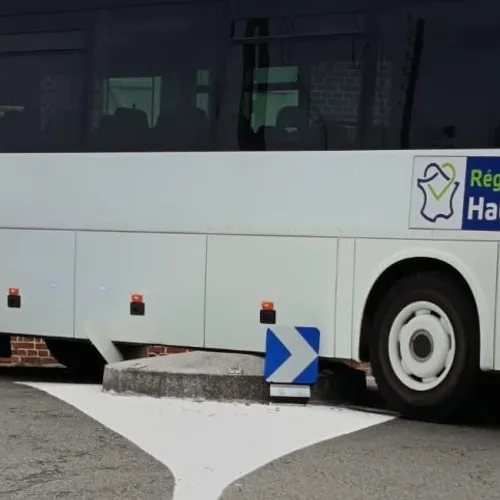  Margny-lès-Compiègne : un bus scolaire s'est coincé sur un giratoire