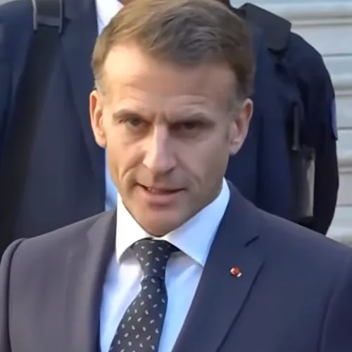 Emmanuel Macron appelle à la réouverture des lycées pour lundi