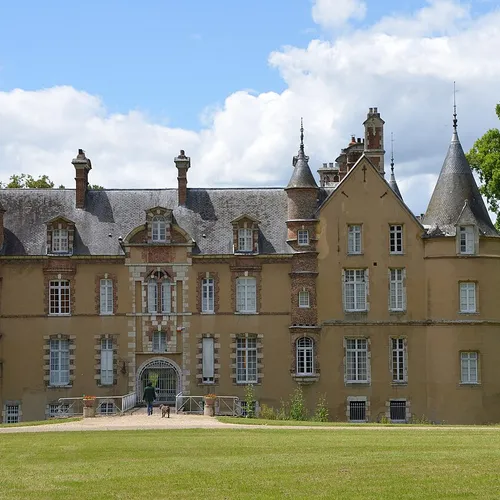 Un vide-grenier au château de Lorrez-le-Bocage
