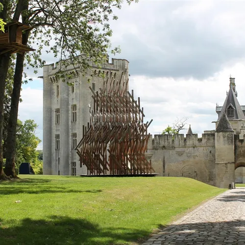 Le Donjon de Vez se découvre à la lumière du crépuscule