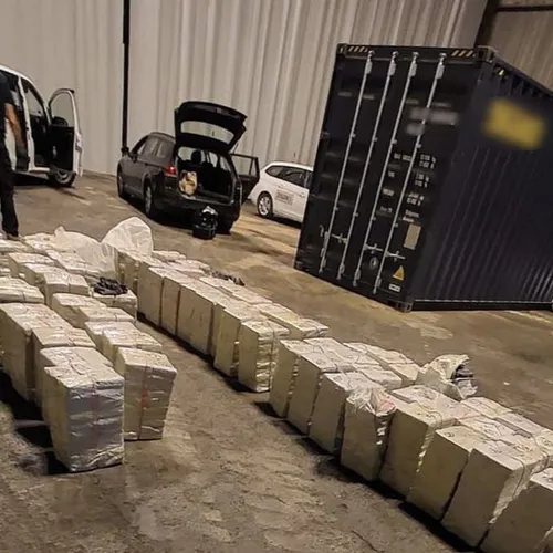 Près de 3,9 tonnes de cocaïne saisies par les douanes des...