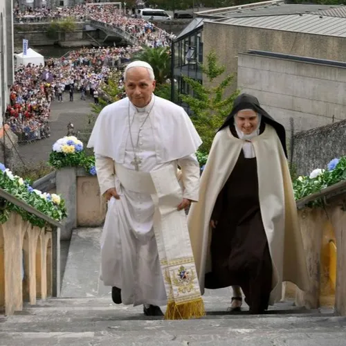 Le pape Léon XIV poursuit son voyage en France, Emmanuel Macron va...