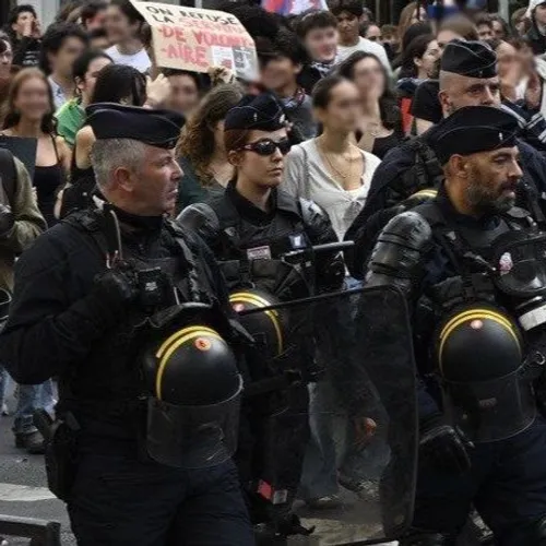 À la veille d’une nouvelle journée de manifestations, Emmanuel...