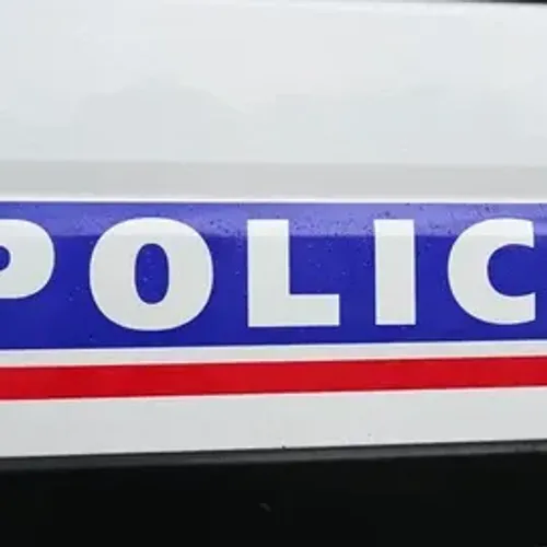 Les Mureaux : un homme poignardé devant un centre commercial