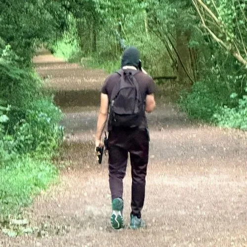 Appel à la vigilance : un individu sème l'inquiétude dans le bois...