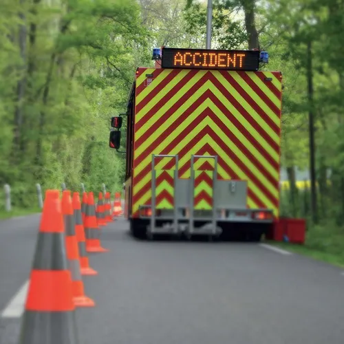 Une voiture sans permis sur le flanc et une personne coincée dedans...