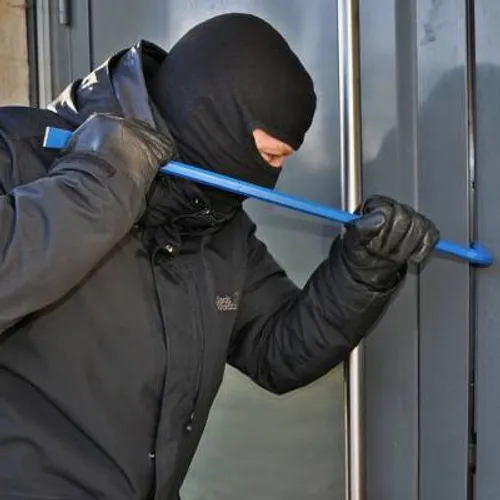 Jouy-en-Josas : un homme agressé en pleine nuit chez lui pour des...