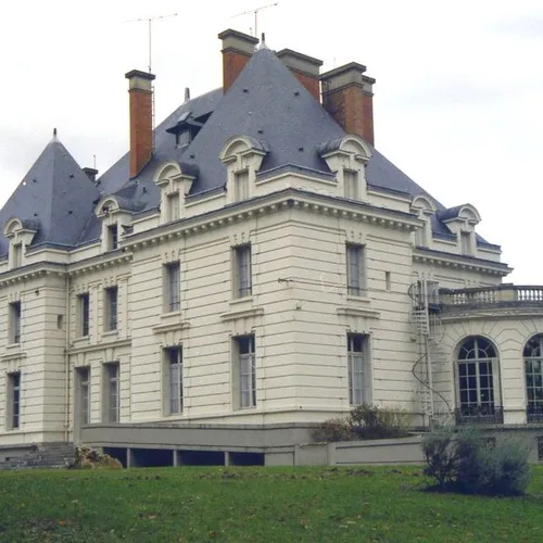 Dans le sud de la Seine-et-Marne, la ville de Paris met en vente un...