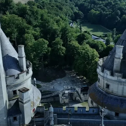 Château de Pierrefonds : une statue retrouve ses doigts... 50 ans...