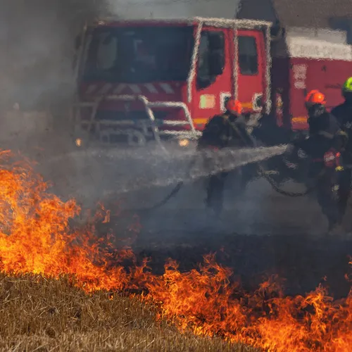 Un feu de récolte provoque l’évacuation d’un lotissement en...