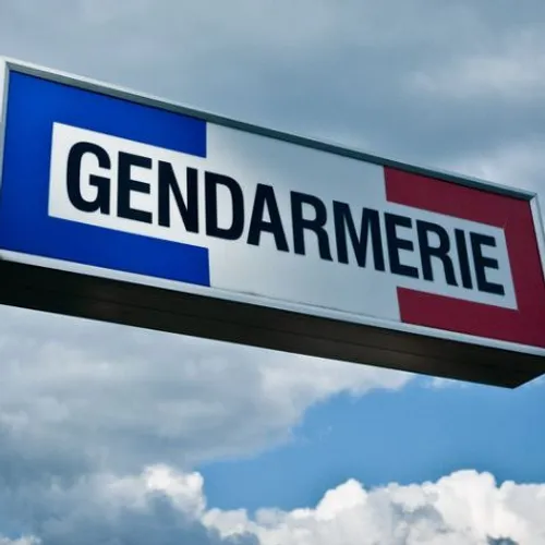 Un couple de sexagénaires blessés par arme blanche en pleine rue...