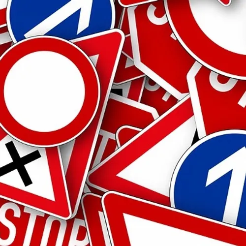 Fluy : qui s’amuse à voler les panneaux de signalisation de la...