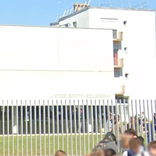 À Mantes-la-Jolie, des personnels du lycée Saint-Exupéry en grève...