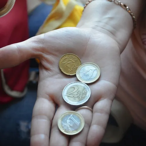 Les dons des Français sont en baisse de 18 € cette année
