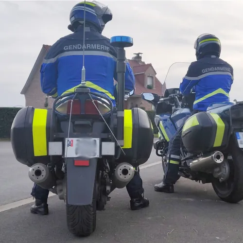 Un motard du peloton motorisé d’Amiens percuté par une voiture lors...