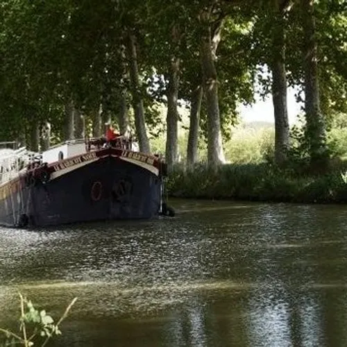 Nord Yvelines : deux péniches abandonnées encombrent la Seine...
