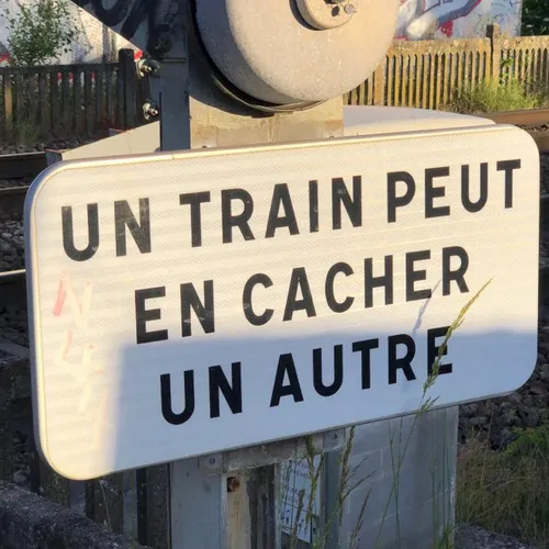 Un camion force un passage à niveaux et paralyse les TER Amiens-Paris