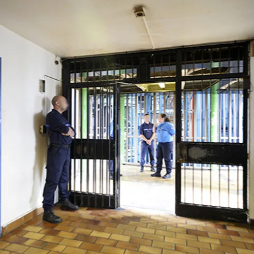 Des surveillants de la prison de Bois-d’Arcy dénoncent leurs...