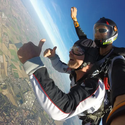 Un jeune homme meurt lors d’un saut en parachute dans l’Oise  