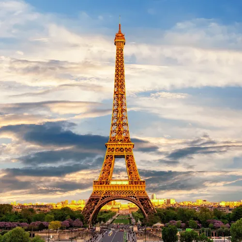 Des pompiers en colère campent au pied de la Tour Eiffel