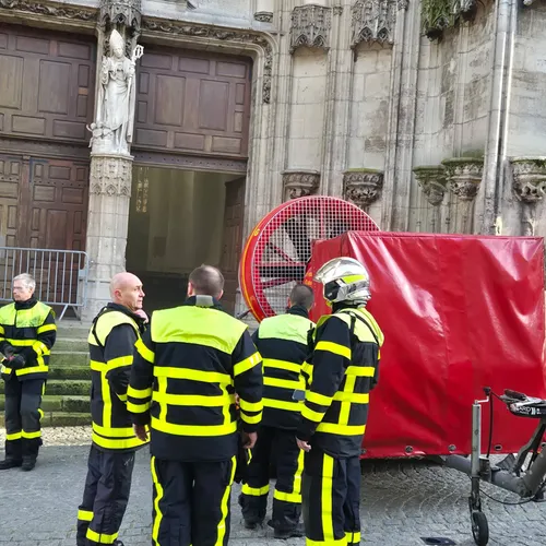 Les pompiers ont activé un ventilateur pour désenfumer la basilique de Saint-Nicolas-de-Port
