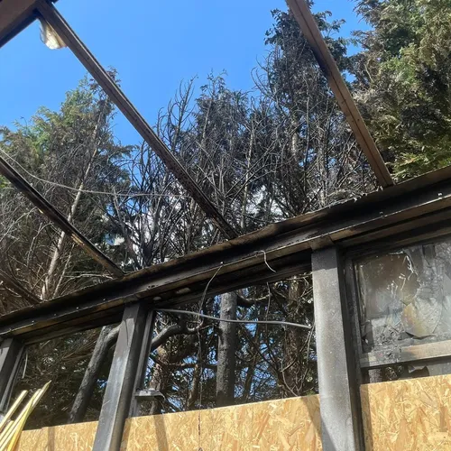 Le toit du hall a explosé suite à l'incendie
