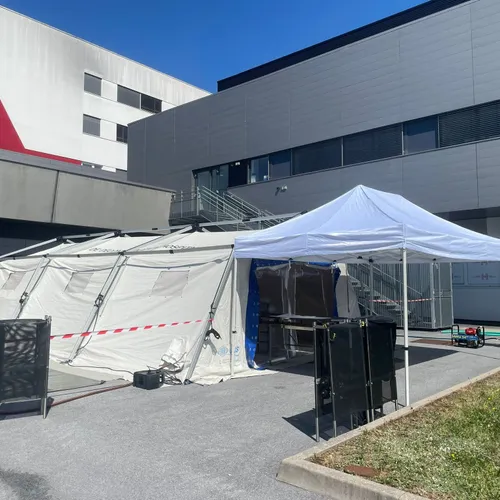 Une tente a été installée par le CHRU de Nancy pour procéder à la décontamination