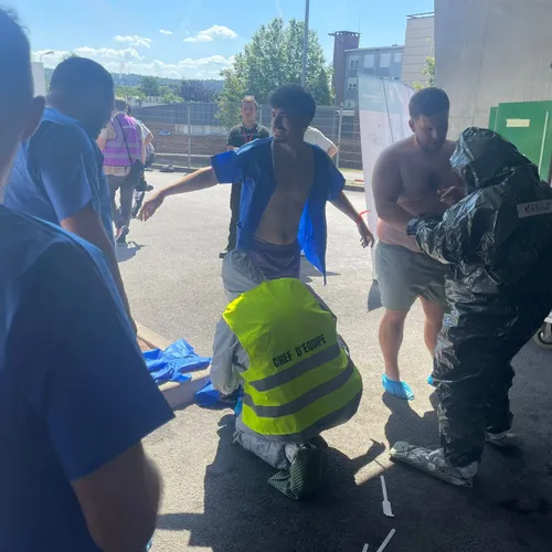 Certains participants à l'exercice étaient déshabillés par les soignants
