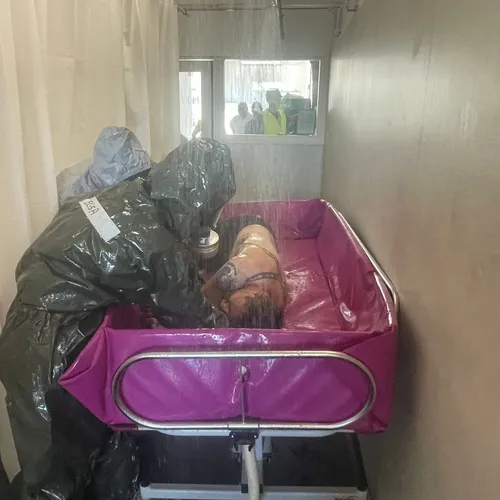 Des douches de décontamination de deux minutes étaient prévues pour chaque patient