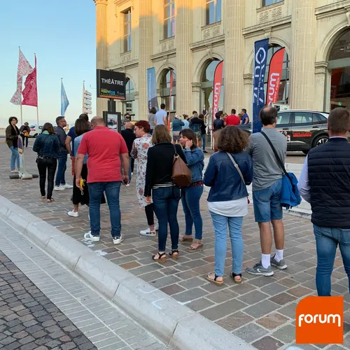 Le public à l'entrée du concert