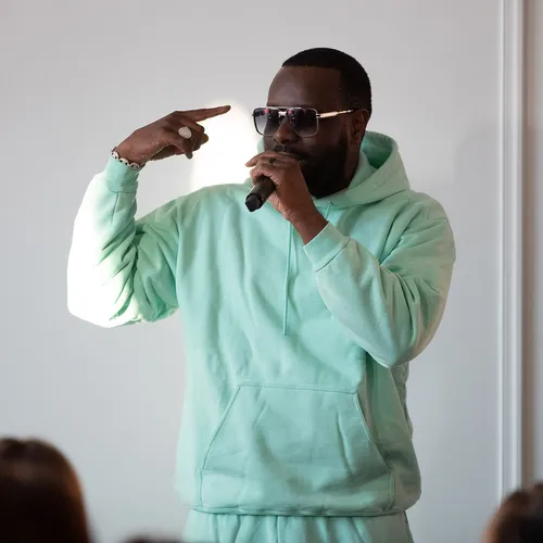 Gims en showcase privé Vibration à l'office du tourisme d'Orléans