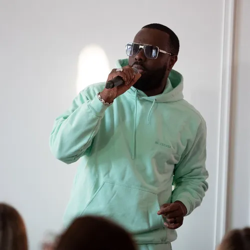 Gims en showcase privé Vibration à l'office du tourisme d'Orléans