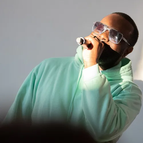 Gims en showcase privé Vibration à l'office du tourisme d'Orléans