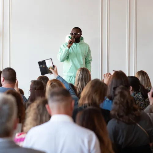 Gims en showcase privé Vibration à l'office du tourisme d'Orléans